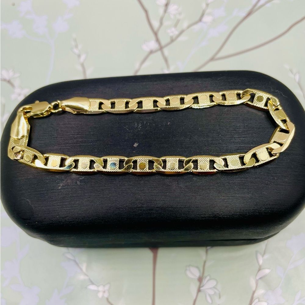 Gold Plated Textured Valentino Link Bracelet. Size 7